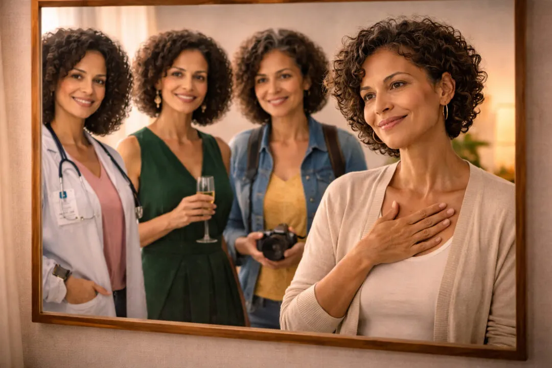 Mujer latina de mediana edad con cabello corto y rizado, reflejando sus múltiples versiones a lo largo del tiempo