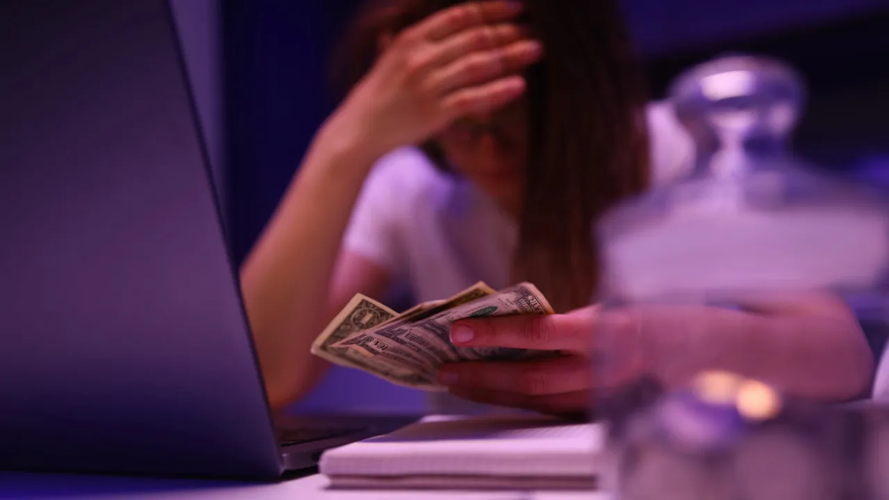 imagen de una mujer preocupada por el dinero