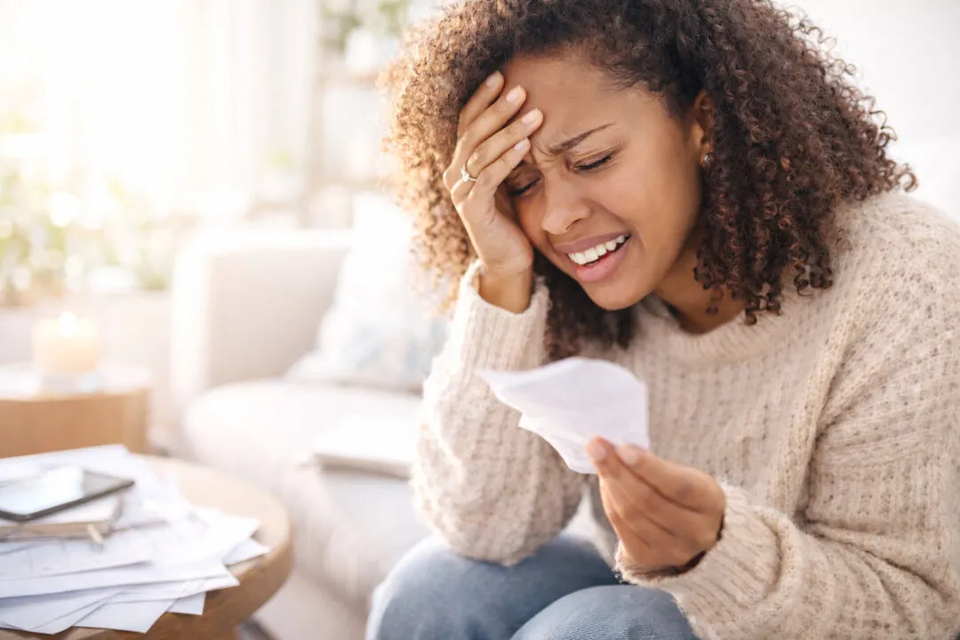mujer enfrentando su autosabotaje financiero